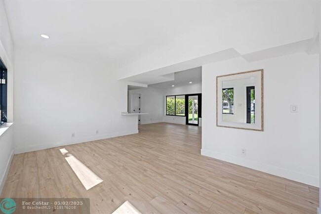 Building Photo - 315 E Jasmine Dr