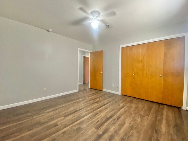 Building Photo - Newly Renovated 3 bed 2 bath