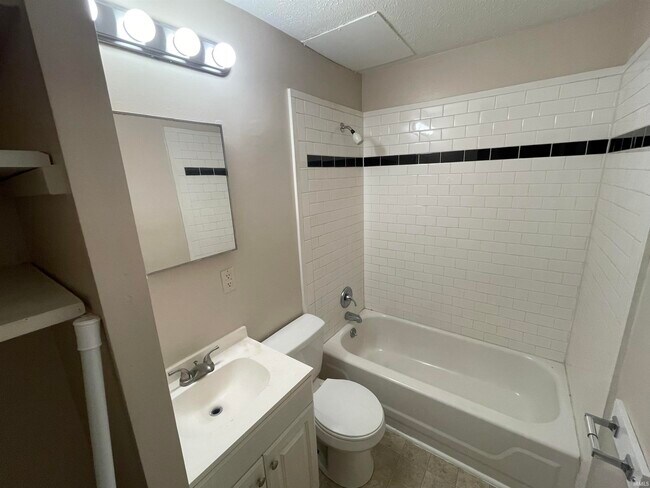 Building Photo - 1005 N Rogers St