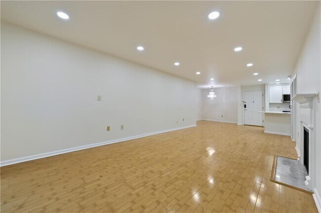 Building Photo - 2201 Pine Heights Dr NE