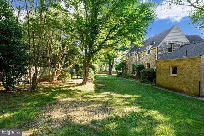 Building Photo - 400 Meadow Ln