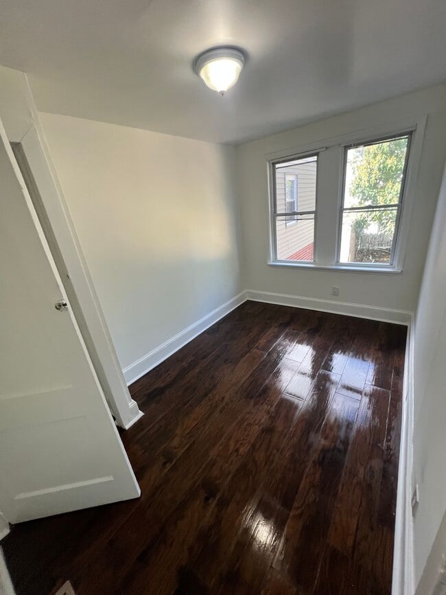 Building Photo - 563 Lamberton St