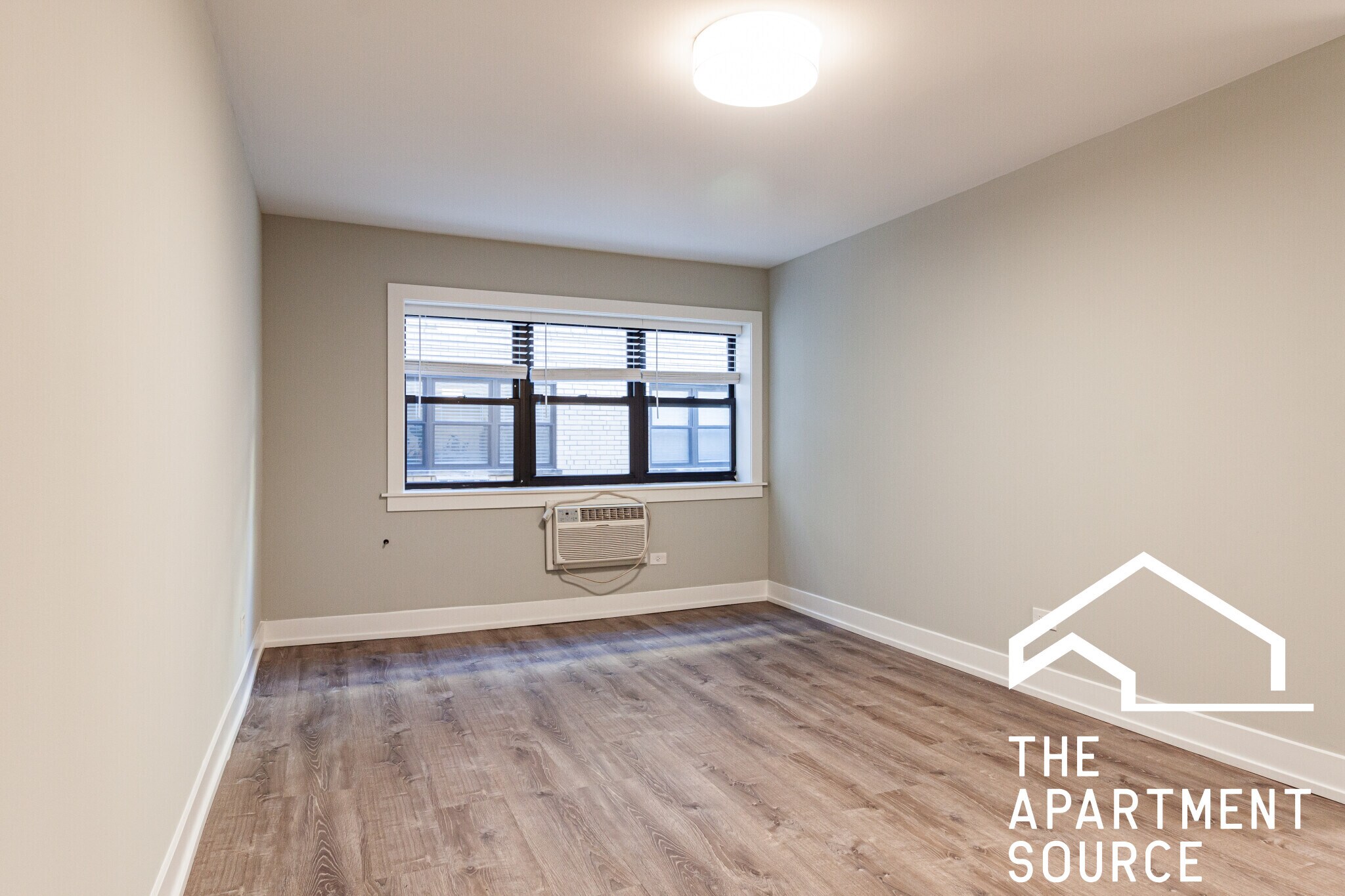 Building Photo - 454 W Barry Ave