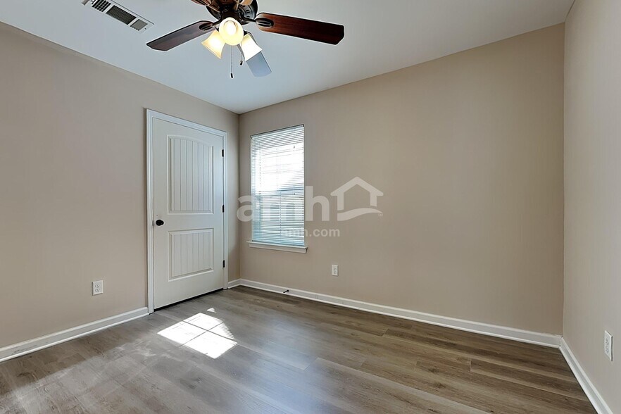 Building Photo - 10185 Sorrento Pl