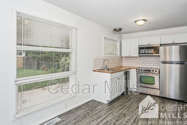 Building Photo - 1422 Cloverdale Dr