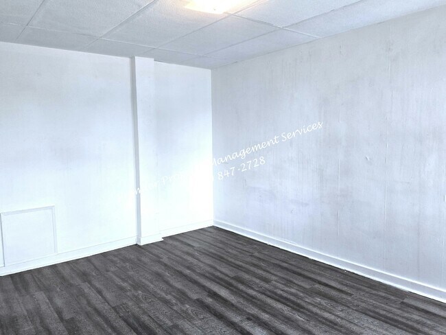 Building Photo - 415 N Main St