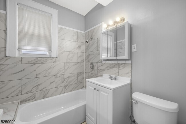 Building Photo - 135 S Munn Ave