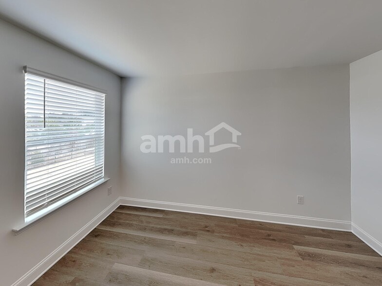 Building Photo - 5002 Twin River Dr