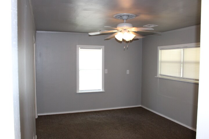 Building Photo - 902 NW 99th St