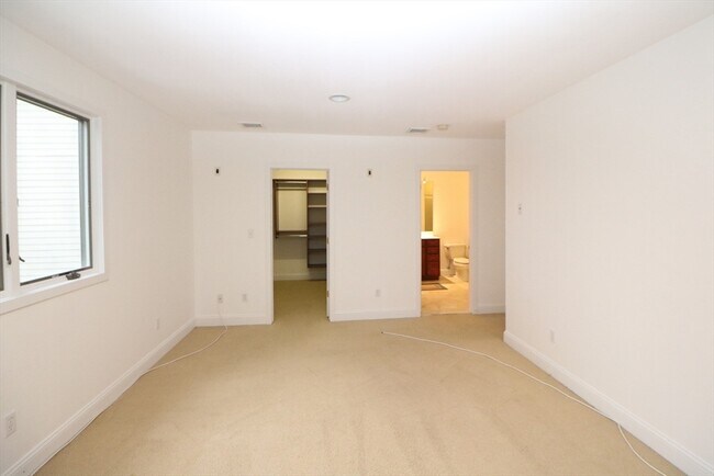Building Photo - 141 Grovers Ave