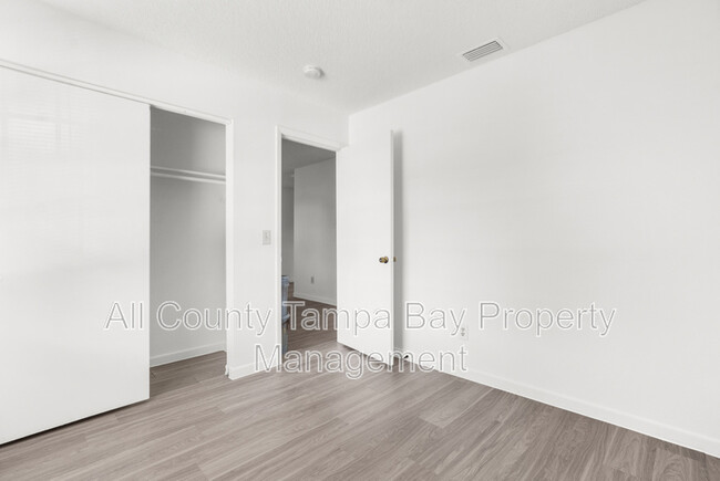 Building Photo - 402 W Columbus Dr