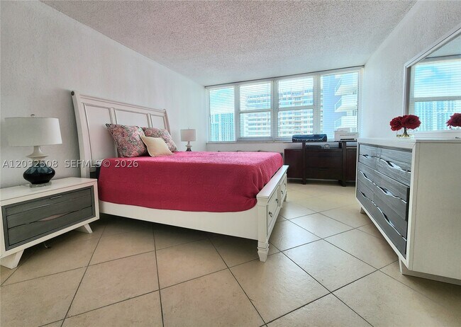 Building Photo - 2030 S Ocean Dr