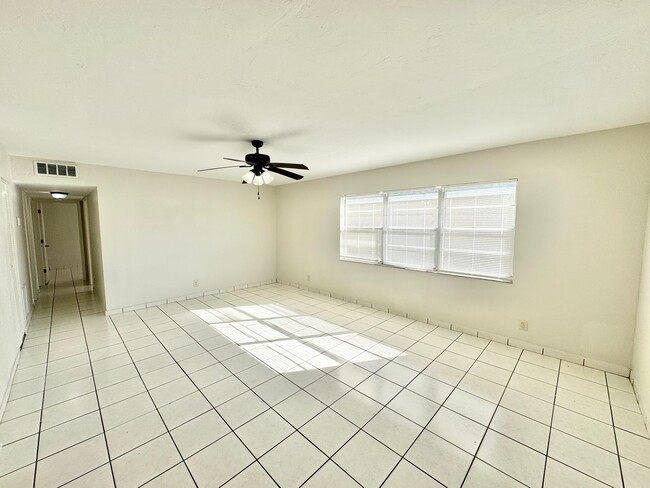 Building Photo - ** NAPLES PARK ** 3 BED / 2 BATH ** PET OK...