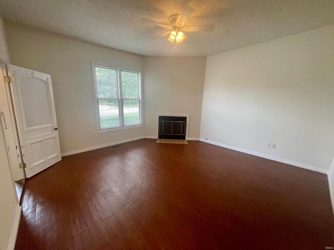 Building Photo - 200 E 2nd St