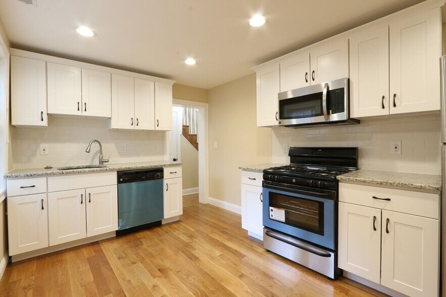 Building Photo - 3 Saint James Pl