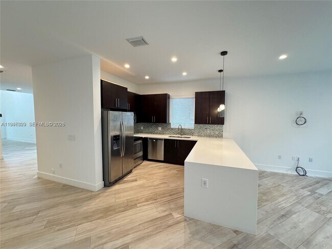 Building Photo - 2933 SW 27th Terrace