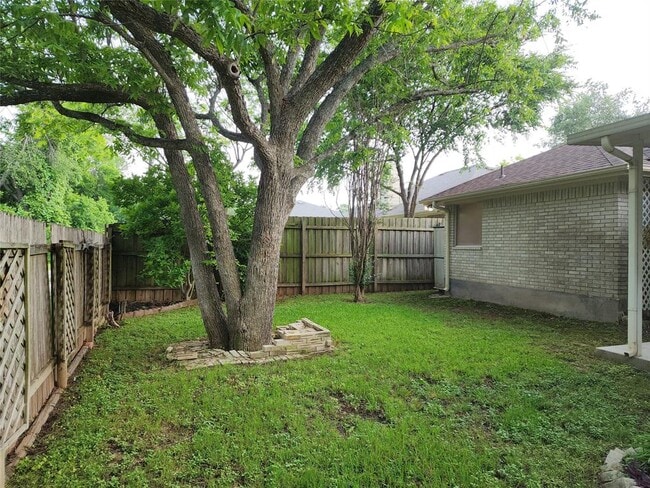 Building Photo - 2600 Willow Way