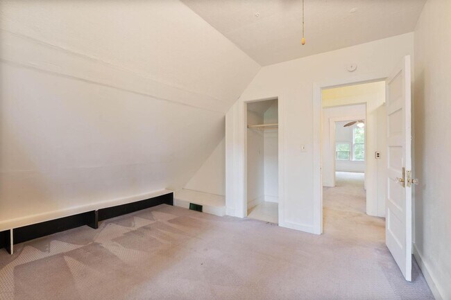 Building Photo - Spacious, light-filled 3-bdrm/2-bath vinta...