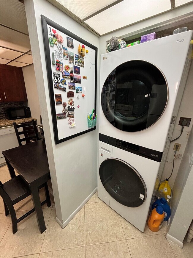 Building Photo - 737 SE 1st Way