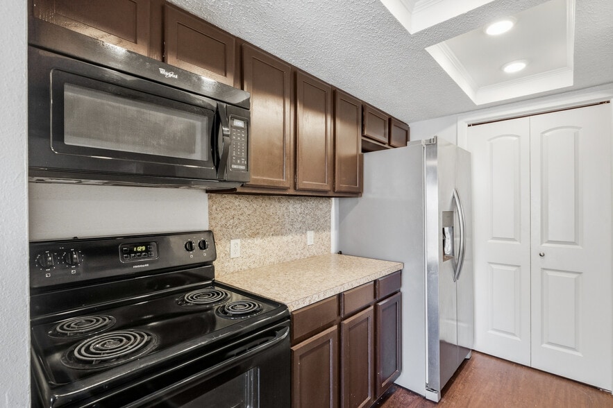 Building Photo - 202 Teakwood Dr