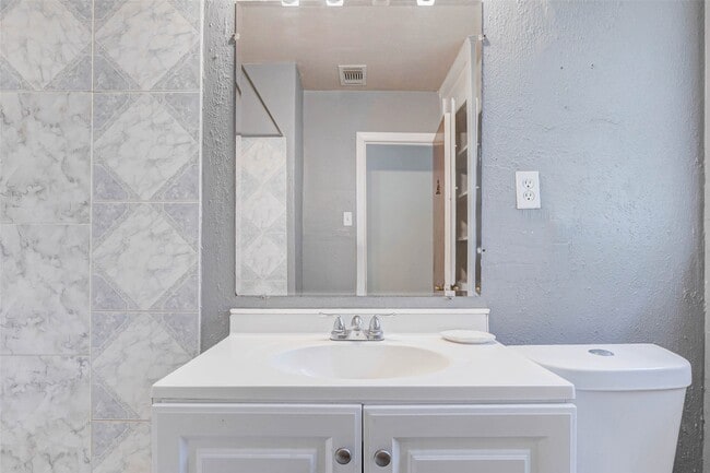 Building Photo - 6507 Heron Dr