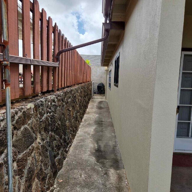Building Photo - 1551 Kuahaka St