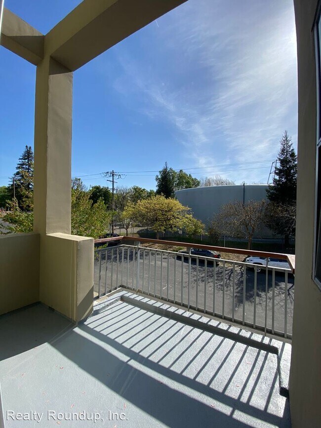 Building Photo - 2 br, 2.5 bath House - 142 4th St