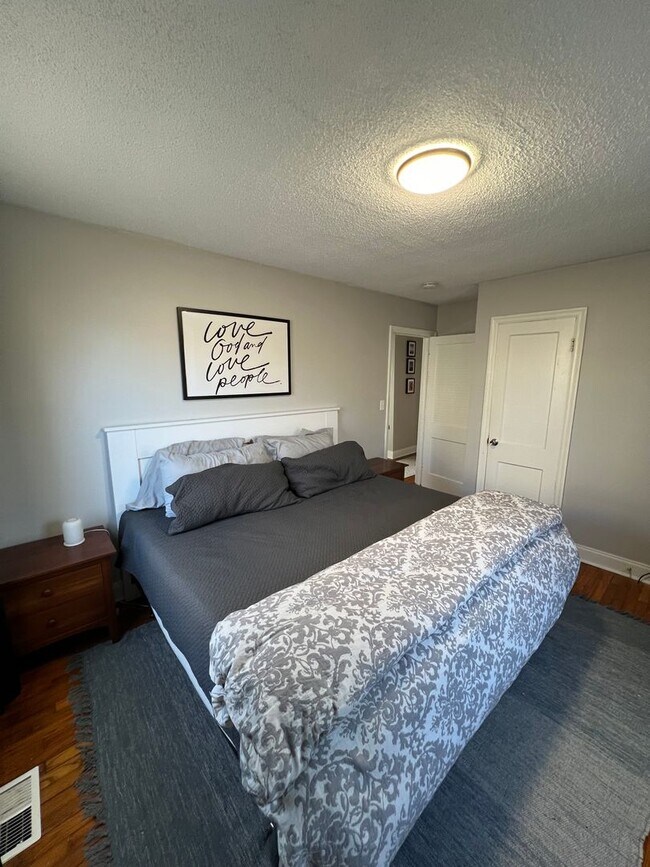 Building Photo - Knoxville 37920 - 2 bedroom, 1 bath home - Contact Adam Joachim (352) 220-7700