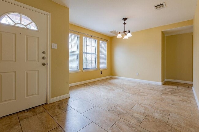 Building Photo - 211 Rim Rock Dr