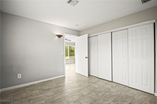 Building Photo - 2210 Parkview Dr