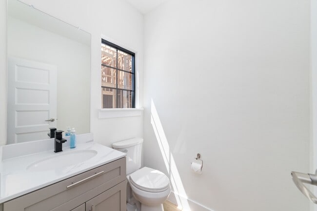 Building Photo - 11916 S Hoa Sen Cir