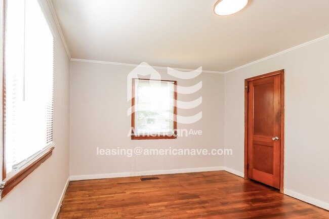 Building Photo - 305 River Dr