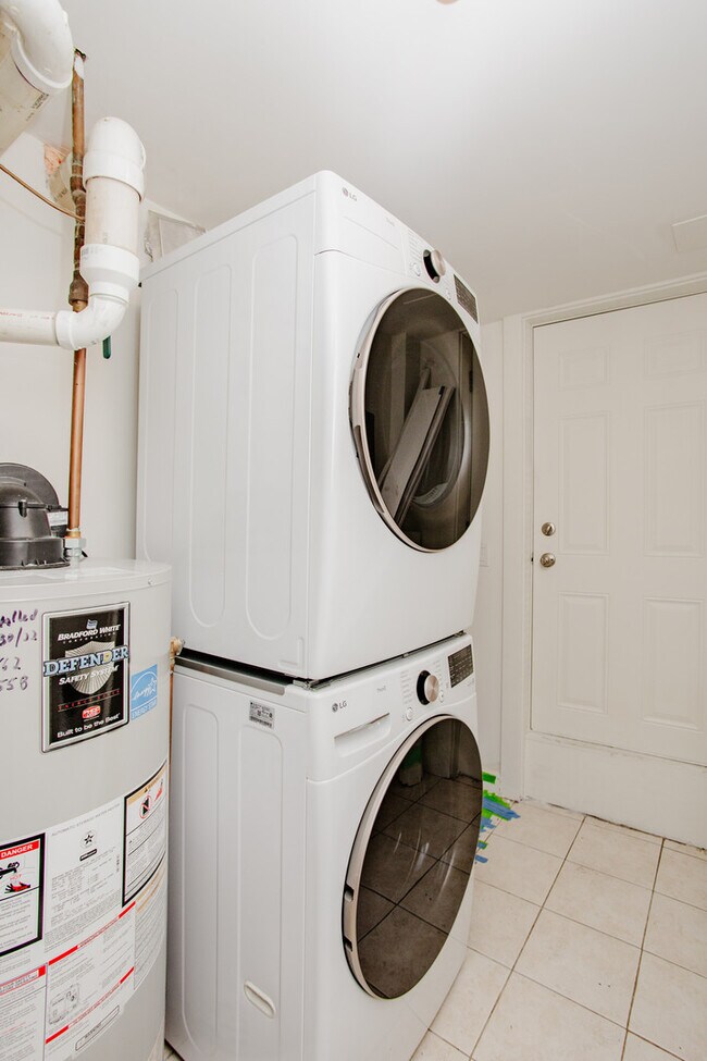 Building Photo - 6677 N Oliphant Ave