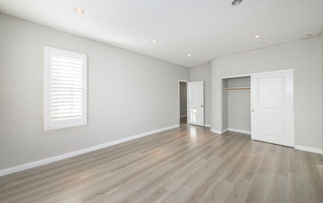 Building Photo - FOR RENT 4BD/3.5 BA/2Garage/Single Family ...
