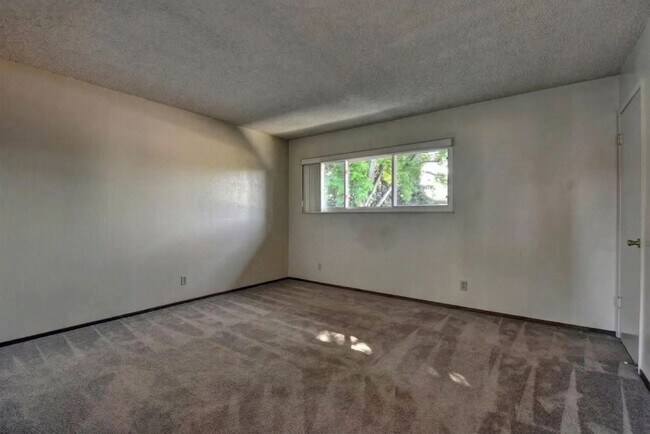 Building Photo - Modern 2-Bedroom Townhome in Peaceful Redwood Community