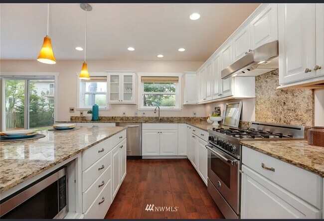 Building Photo - Spacious 5 bedroom home in desirable North Seattle Location!