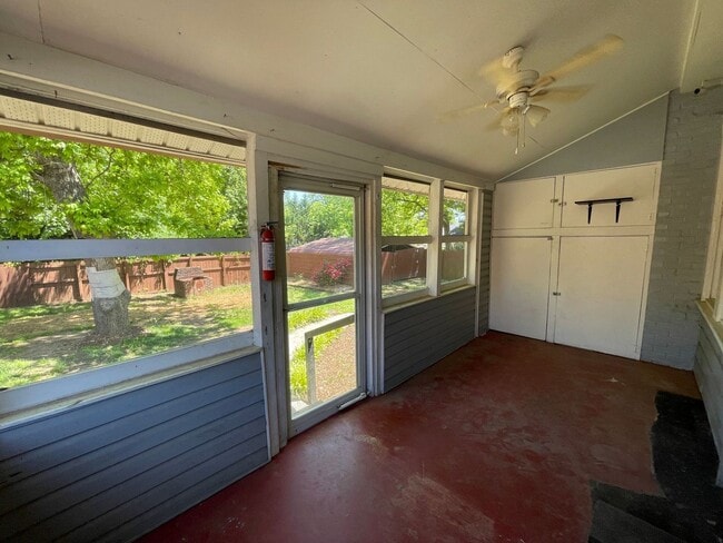Building Photo - 4 bedroom 2 bathroom pet friendly house!