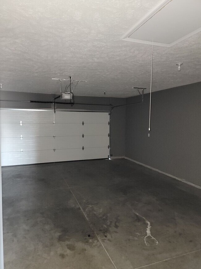 Building Photo - Beautiful & Spacious 3 Bedroom, 2 Bathroom...