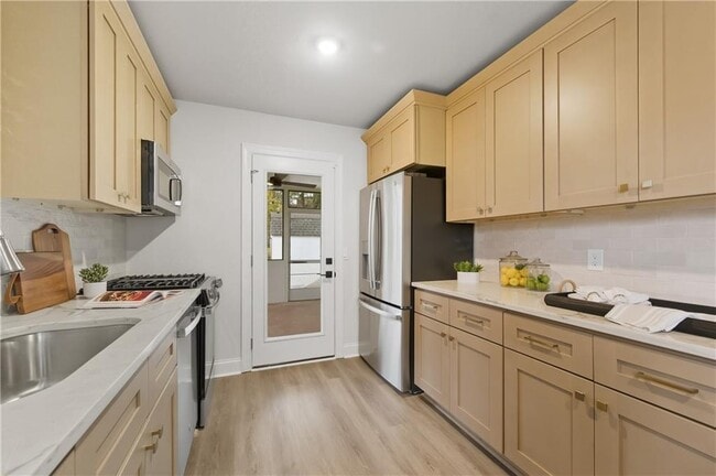 Building Photo - 180 Summit Ave SE