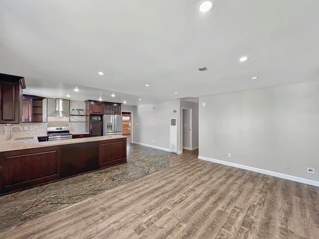 Building Photo - Beautiful 4B/2BA House in Clairemont w/ La...