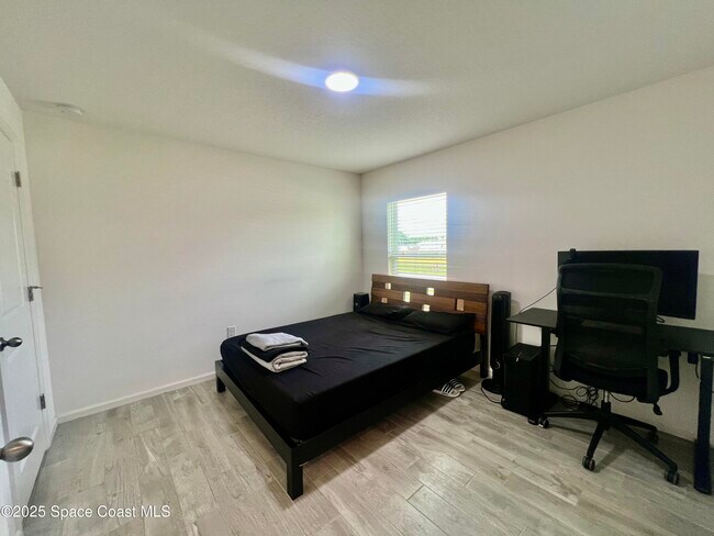 Building Photo - 499 Oakleaf St SW