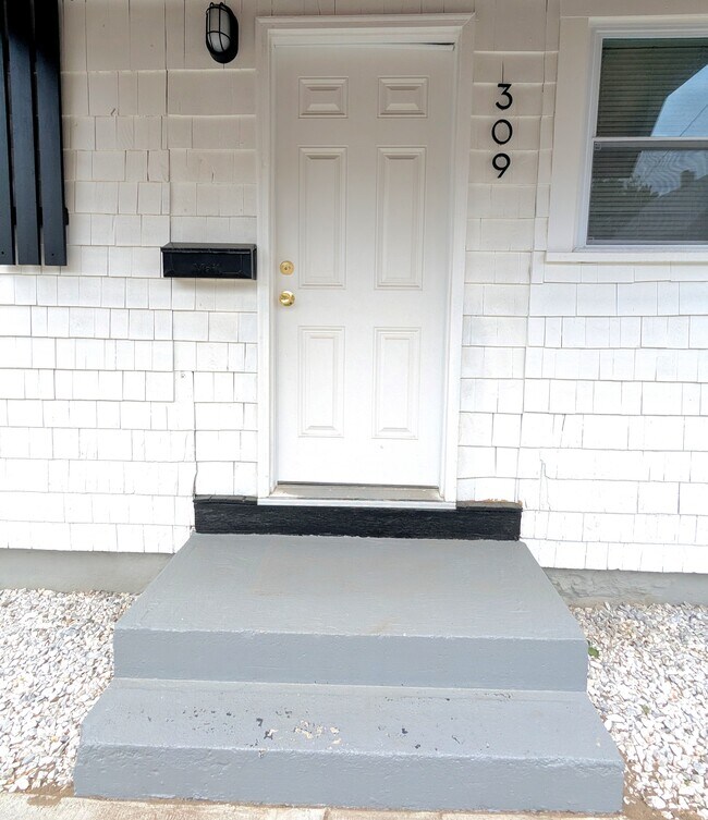 Building Photo - 309 Grand Ave