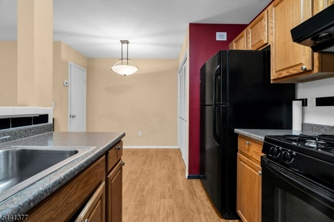 Building Photo - 19 Delavan Ct