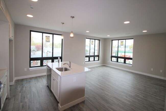 Building Photo - 629 Washington St