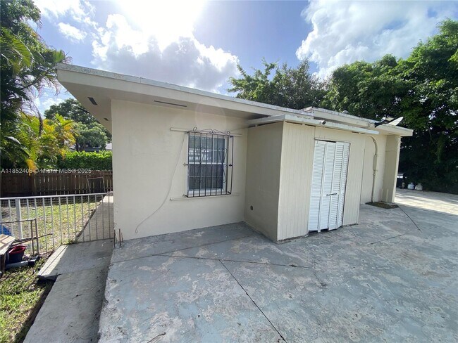 Building Photo - 5321 SW 67th Ave