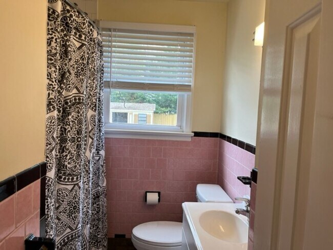 Building Photo - 3 bedroom 2 bath house Rent  -----------Linwood  $2500