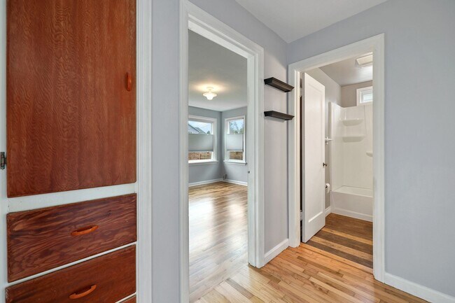 Building Photo - Eastside rambler with A/C, 2 bed 1 bath. Olympia School District.