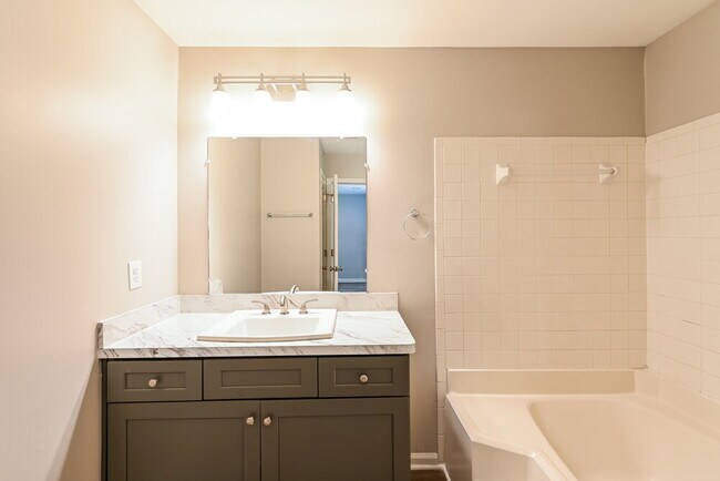 Building Photo - 6662 Wildwood Ct