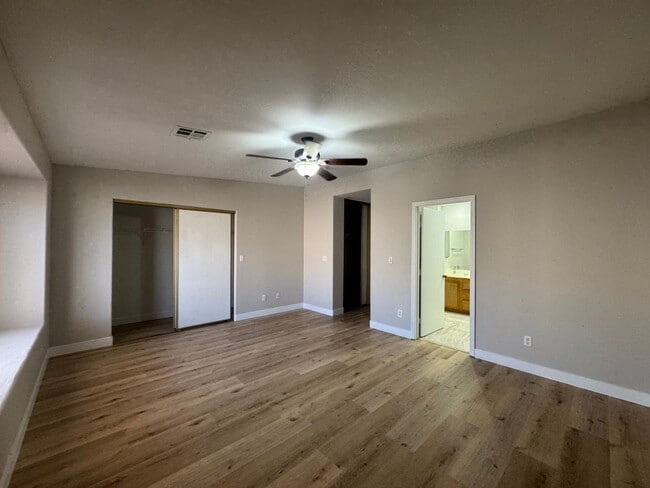 Building Photo - Great townhome in gated community, 3brs, 2bth, 2cg