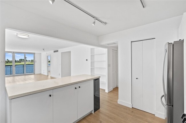 Building Photo - 9250 W Bay Harbor Dr